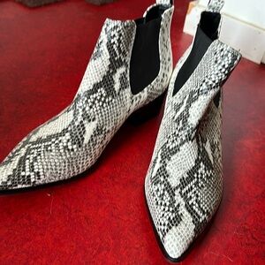 Blonde waterproof boats snake skin size 10